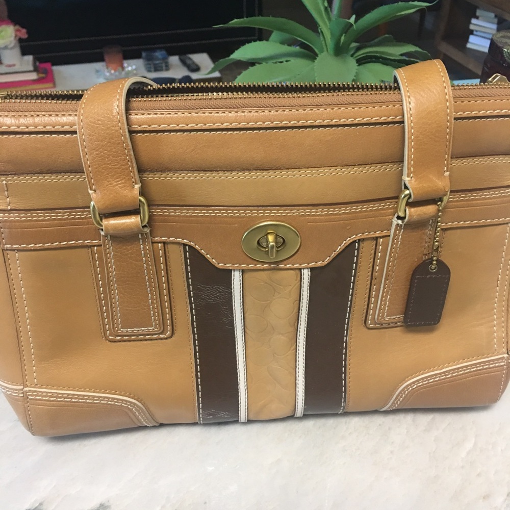 Coach Medium Size Handbag Great Condition Gem